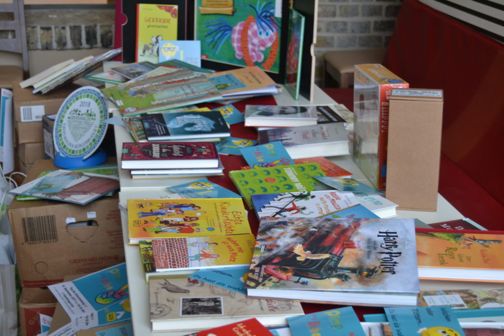 Kistenweise Bücher an die Grundschulen übergeben Kistenweise Bücher an die Grundschulen übergeben